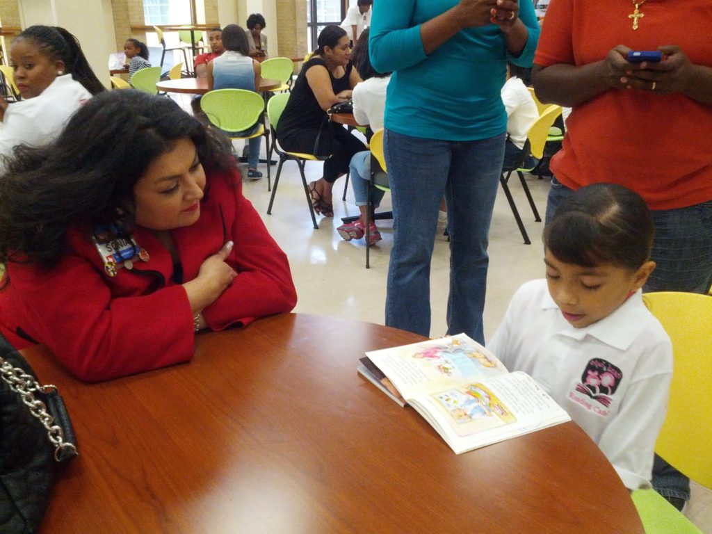 Read & Lead student reading to HEB partner